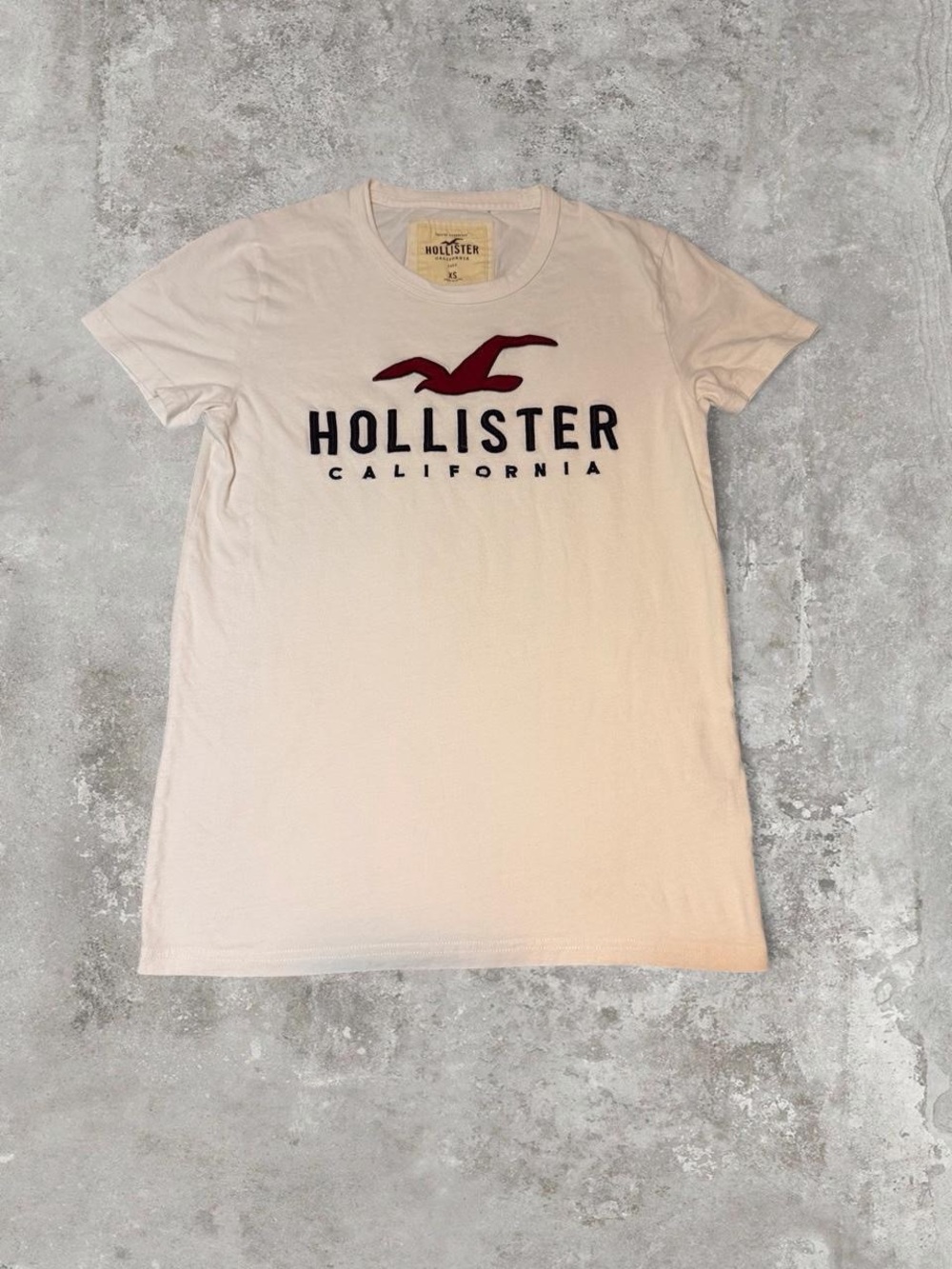 Hollister Y2K Vintage Women’s Cream Tee with Maroon Logo and Black Text Size XS